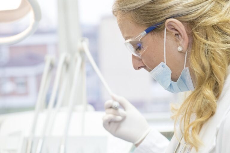 Jak zadbać o zdrowy uśmiech? Kompleksowa opieka stomatologiczna w Radomiu