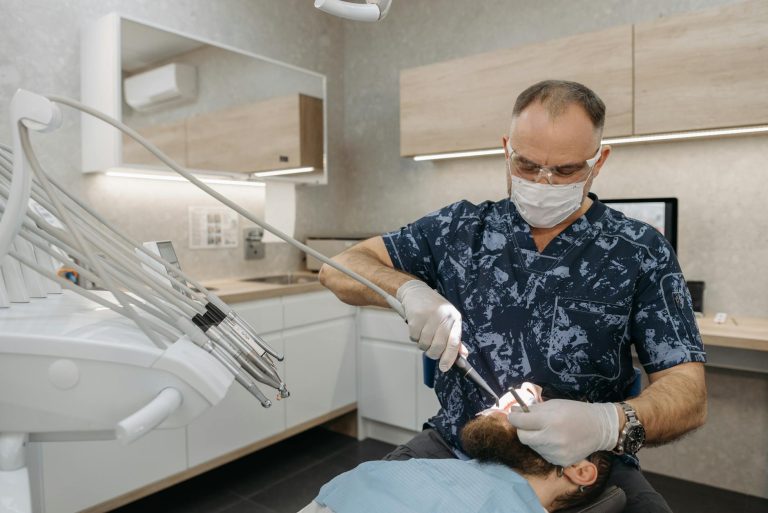 Chirurgia stomatologiczna – skuteczne rozwiązania na problemy z zębami